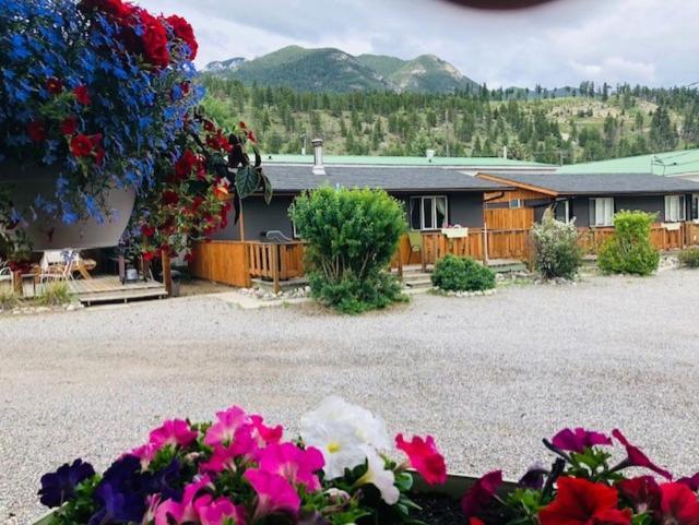Piccadilly Motel Radium Hot Springs Kültér fotó